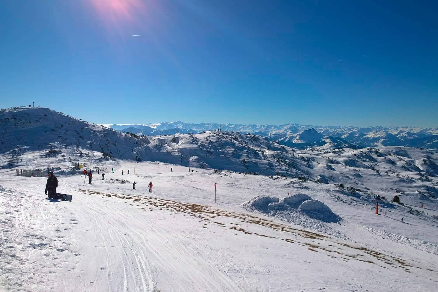 Verschneites Skigebiet in den Tiroler Alpen