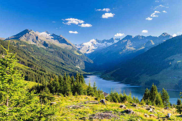 Tiroler Bergsee mit Alpenpanorama