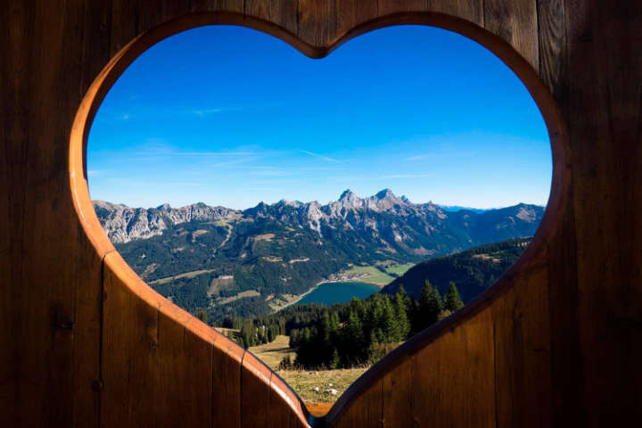 Bergblick durch ein Tiroler Herzfenster